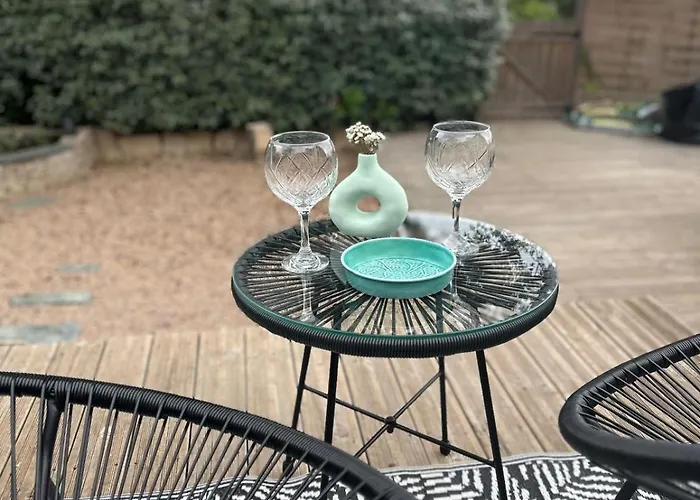 Vakantiehuis Charming House With Terrace And Pool